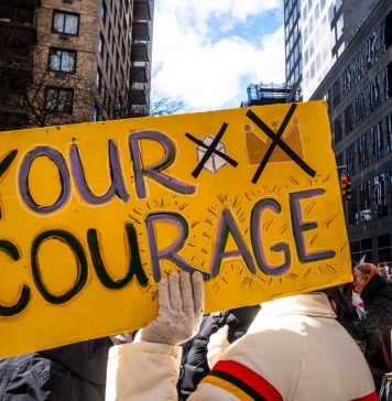 New York in corteo: semiotica e politica nei cartelli della protesta No Kings