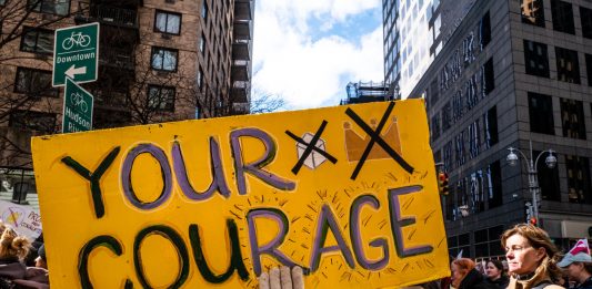 New York in corteo: semiotica e politica nei cartelli della protesta No Kings