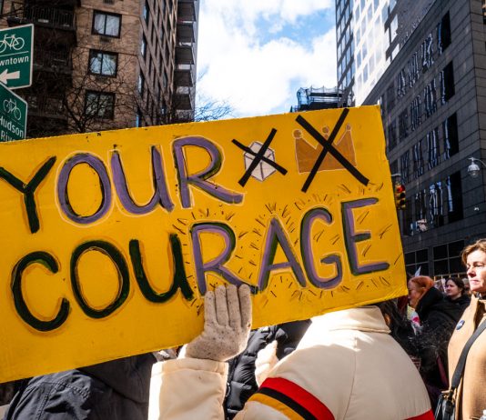 New York in corteo: semiotica e politica nei cartelli della protesta No Kings