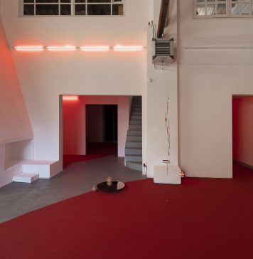 In una galleria di Roma Pedro Torres ha trasformato le onde gravitazionali in esperienza poetica e sensoriale