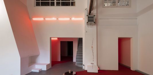 In una galleria di Roma Pedro Torres ha trasformato le onde gravitazionali in esperienza poetica e sensoriale