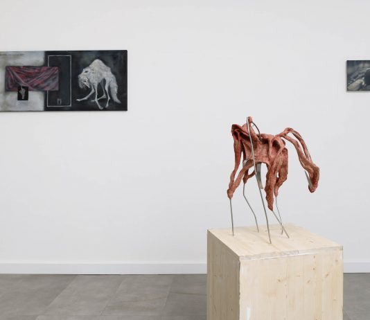 Sette artisti in dialogo sulla fragilità dell’identità: la mostra da Monti8 a Roma