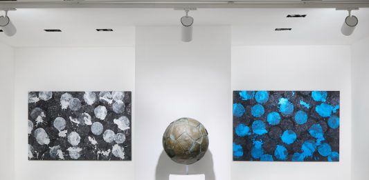 L’estetica del pallone: il calcio diventa traccia pittorica con Marco Adamo