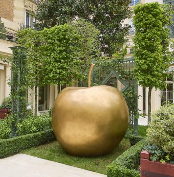 La mela del desiderio seduce Parigi: all’asta l’opera iconica di Claude Lalanne