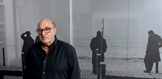 «Fellini dirigeva immobile mentre tutto oscillava». Intervista al grande scenografo Dante Ferretti