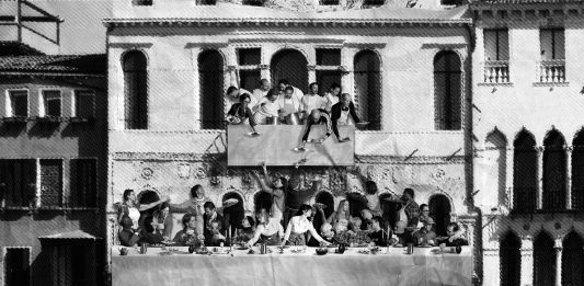 JR torna a Venezia, la facciata di Ca’ da Mosto diventa un banchetto collettivo
