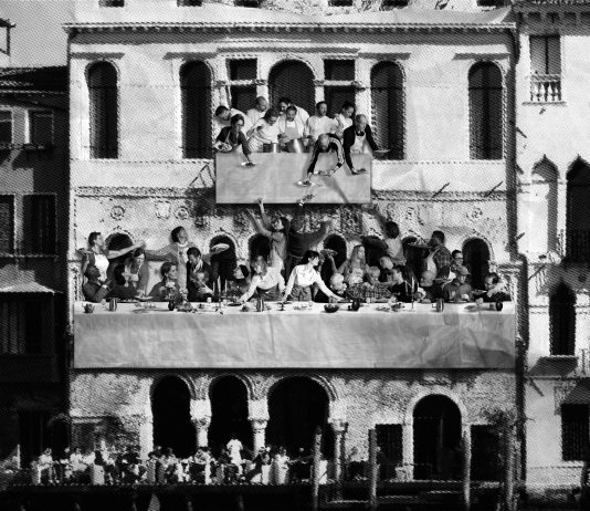 JR torna a Venezia, la facciata di Ca’ da Mosto diventa un banchetto collettivo