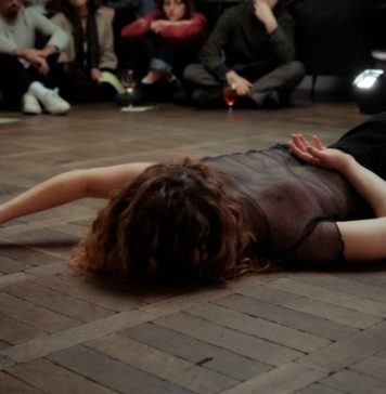 Agire il corpo, costruire consapevolezza: la performance di Martina Rota con Donnexstrada