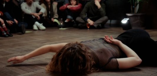 Agire il corpo per costruire consapevolezza: la performance di Martina Rota con Donnexstrada