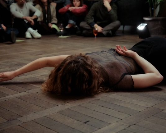 Agire il corpo per costruire consapevolezza: la performance di Martina Rota con Donnexstrada