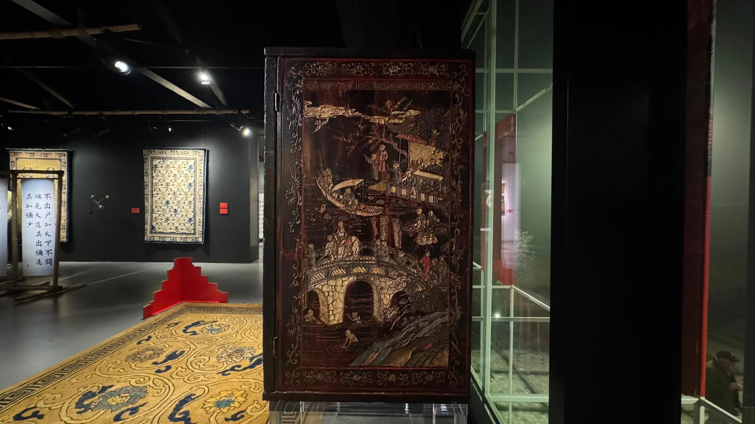 Le trame del dragone, veduta della mostra, MITA Museo Internazionale del Tappeto Antico, Brescia, 2026