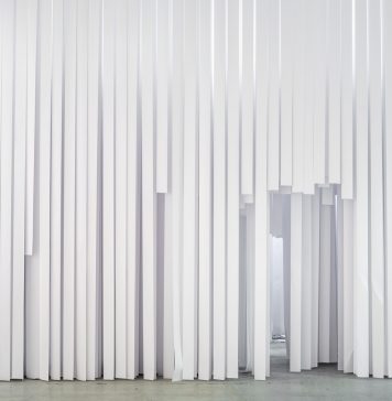 Ritagliare lo spazio come atto di comunità. L’installazione radicale di Gianni Pettena da BiM a Milano