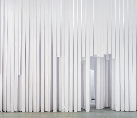 Ritagliare lo spazio come atto di comunità. L’installazione radicale di Gianni Pettena da BiM a Milano