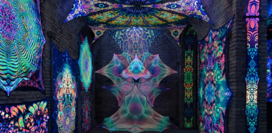 Un rave d’arte a Trastevere: l’installazione di Mattia Pajè da Supernova Mattia Pajè, That's All Folks, veduta della mostra, Supernova, Roma. Foto Eleonora Cerri Pecorella