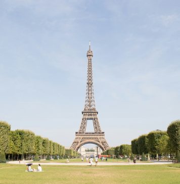 A Parigi va all’asta la scala originale della Tour Eiffel