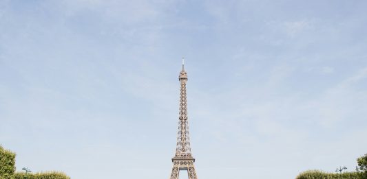 A Parigi va all’asta la scala originale della Tour Eiffel tour eiffel asta scala