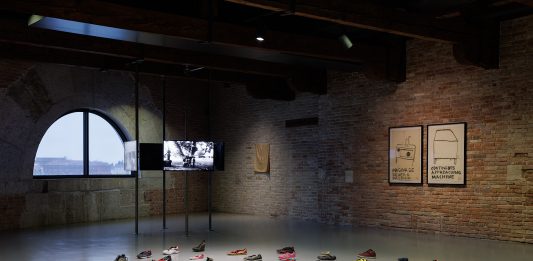 Scie, algebra e rituali: la grande mostra di Paulo Nazareth a Punta della Dogana