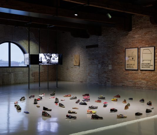 Scie, algebra e rituali: la grande mostra di Paulo Nazareth a Punta della Dogana