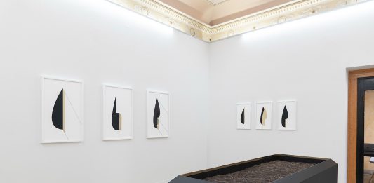 Ludovico Bomben e la figura come soglia: forme, segni e apparizioni alla Galleria Michela Rizzo