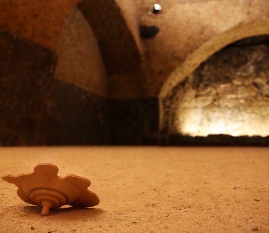Omphaloi: il sottosuolo di Napoli risuona alla Fondazione Morra Greco