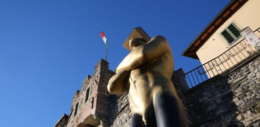 I giganti di Emanuele Giannelli, per una mostra diffusa nel borgo toscano di Barga