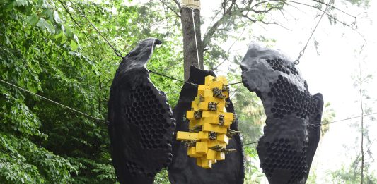 Cyril de Commarque porta una scultura di api all’Orto Botanico di Roma Cyril de Commarque, Api-Logo, veduta dell'installazione, Orto Botanico di Roma