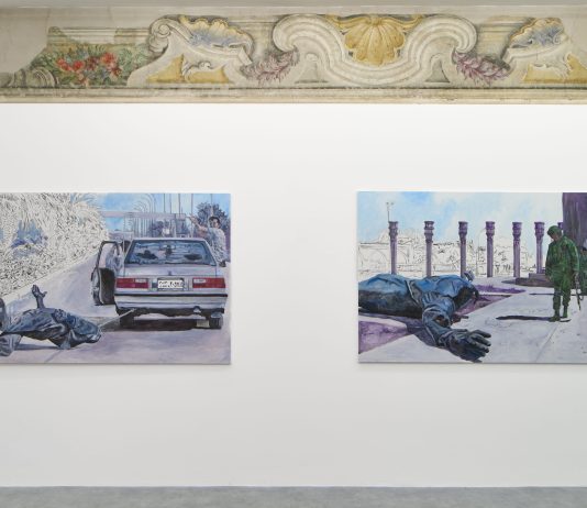 Andrea Mirabelli porta in pittura il collasso dei simboli politici