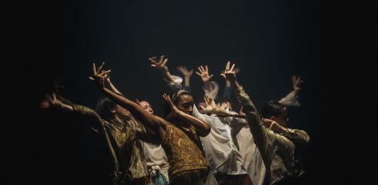 In the brain di Hofesh Shechter: l’energia della danza che colpisce sempre