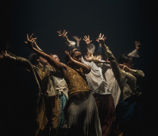 In the brain di Hofesh Shechter: l’energia della danza che colpisce sempre
