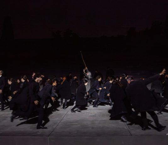 L’Antigone di Robert Carsen, la fragilità della legge di fronte all’emozione