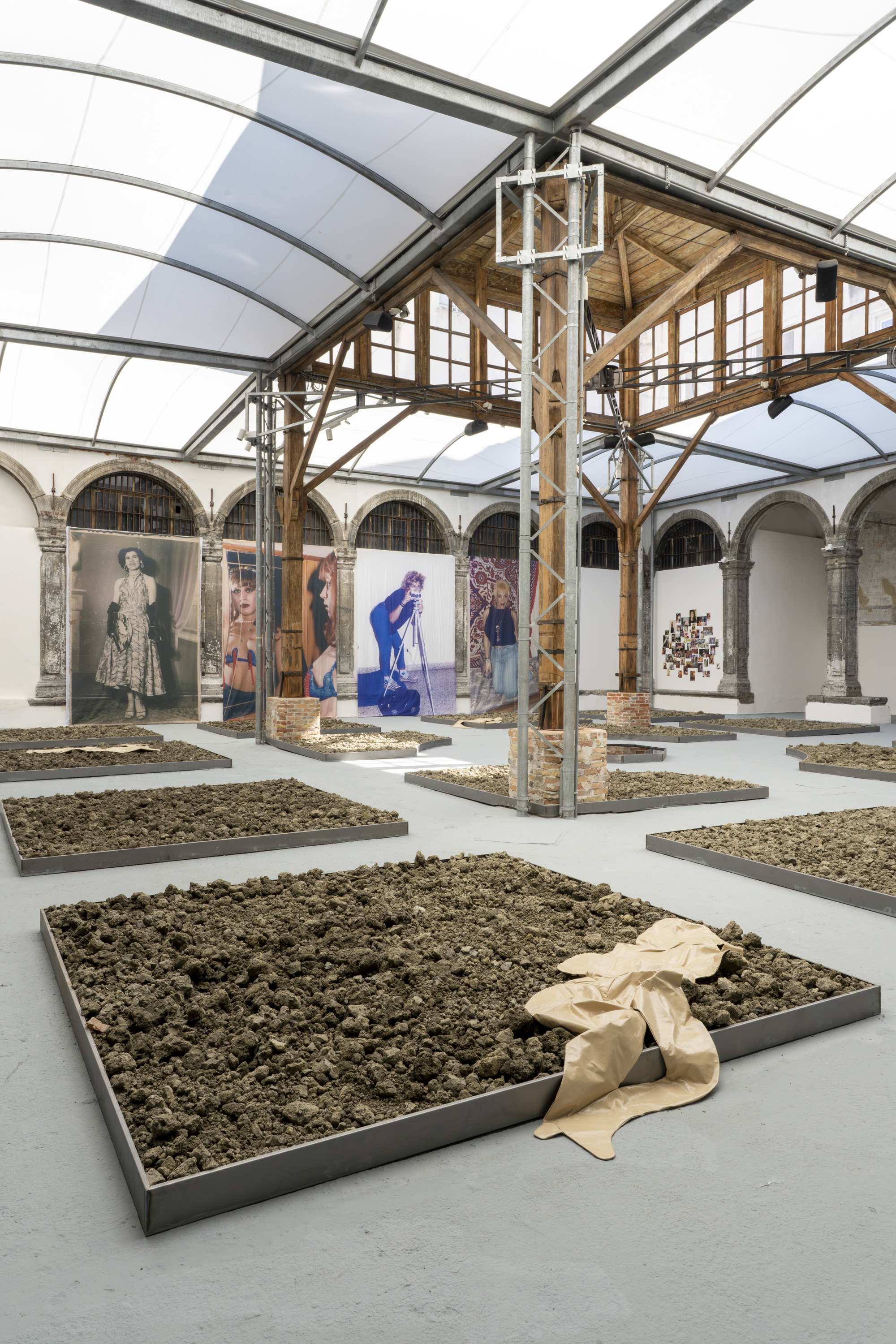 E tuttavia crediamo che la vita sia piena di fortunate possibilità, veduta della mostra, Fondazione Made in Cloister, Napoli, ph. Francesco Squeglia