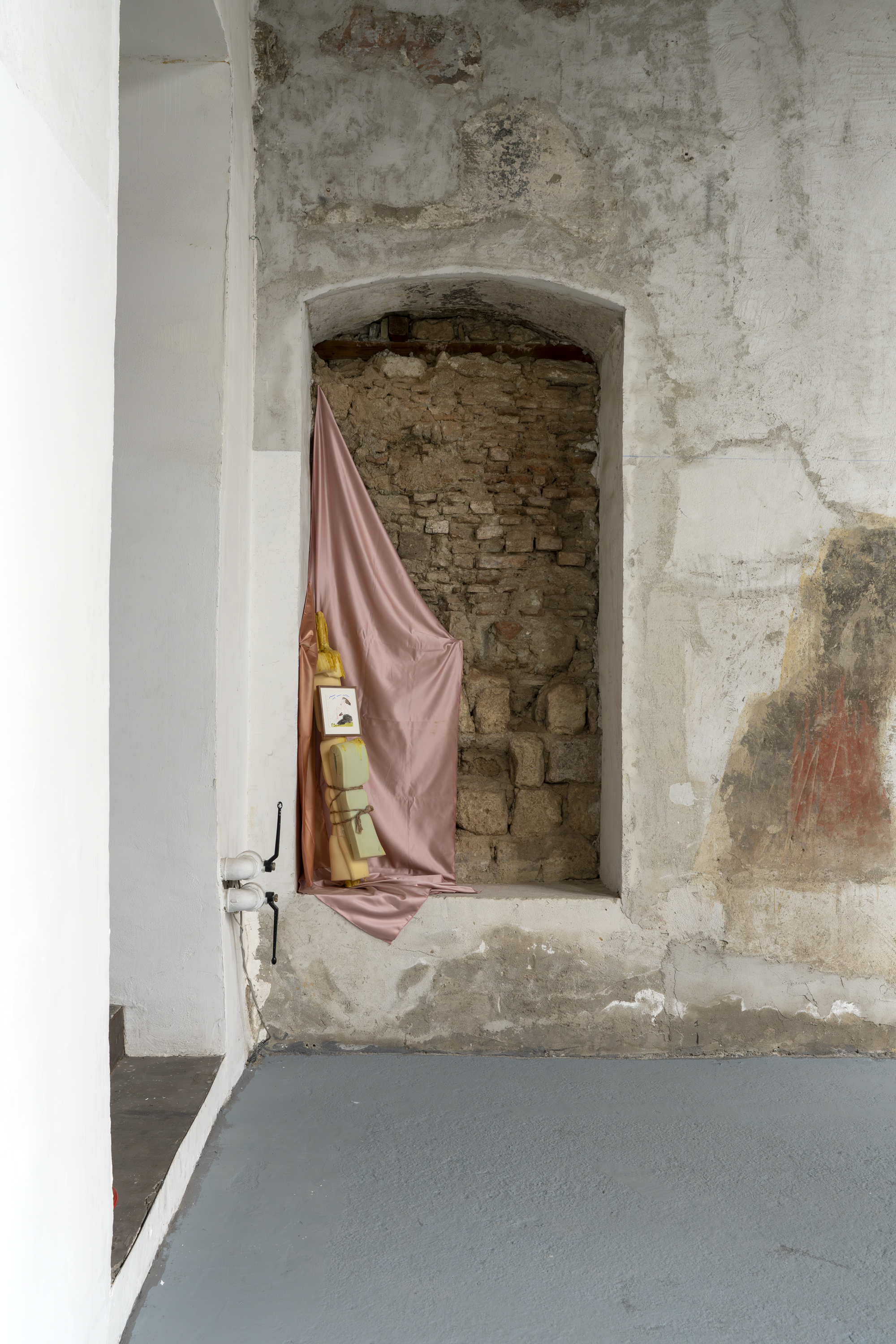 E tuttavia crediamo che la vita sia piena di fortunate possibilità, veduta della mostra, Fondazione Made in Cloister, Napoli, ph. Francesco Squeglia
