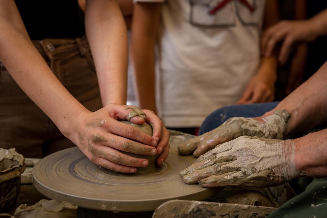 Lavorazione ceramica al tornio a Urbania (Marche) 2
