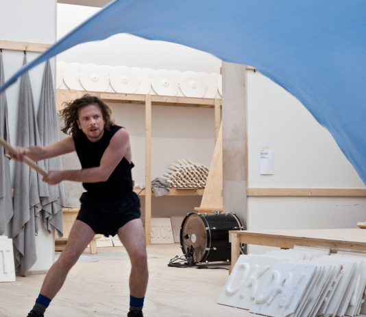 Biennale Arte 2026, i magnifici sette dei Giardini, tra rumori, cartoline e balene