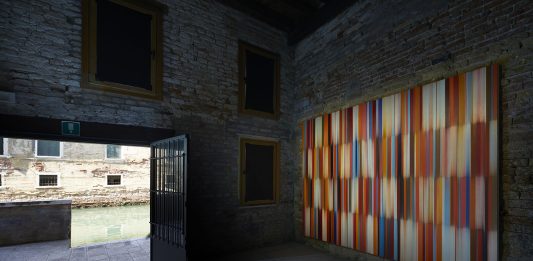 Nel Padiglione della Repubblica di San Marino, la pittura di Mark Francis diventa un “mare di suono”