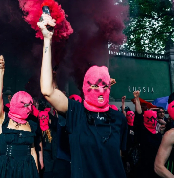 Pussy Riot alla Biennale 2026: il conflitto nella macchina simbolica