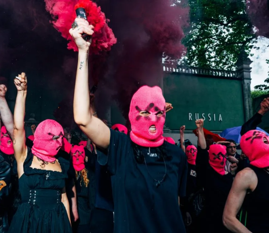 La protesta delle Pussy Riot alla Biennale di Venezia è diventata un video musicale
