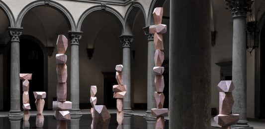 Silenzio e riflessione profonda: le otto colonne dei SUPERFLEX nel Cortile di Palazzo Strozzi a Firenze