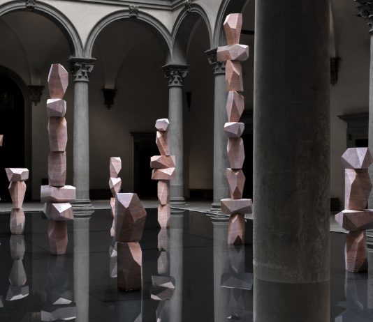 Silenzio e riflessione profonda: le otto colonne dei SUPERFLEX nel Cortile di Palazzo Strozzi a Firenze