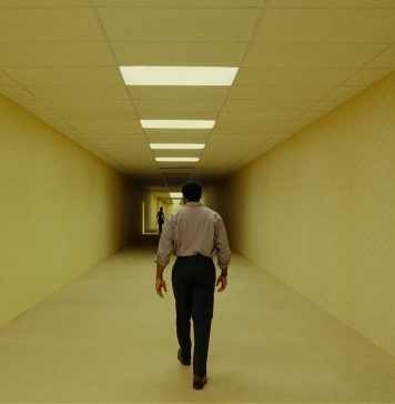 Le Backrooms sono già nella nostra vita: il film di Kane Parsons oltre lo schermo