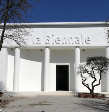 Effetto domino alla Biennale: decine di artisti si ritirano dai Leoni dei Visitatori