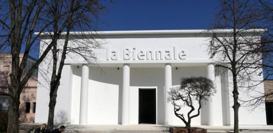 Effetto domino alla Biennale: decine di artisti si ritirano dai Leoni dei Visitatori