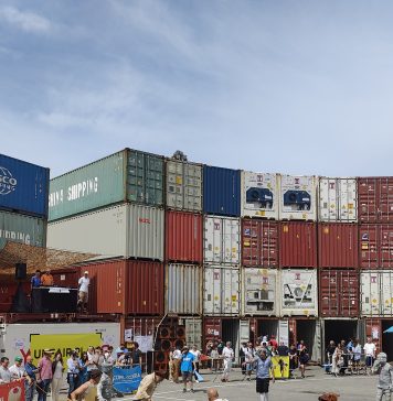 A Napoli torna la Coppa Pizzeria: calcio, arte e follia in un labirinto di container