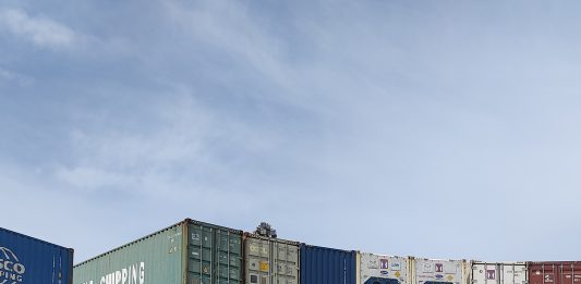 A Napoli torna la Coppa Pizzeria: calcio, arte e follia in un labirinto di container