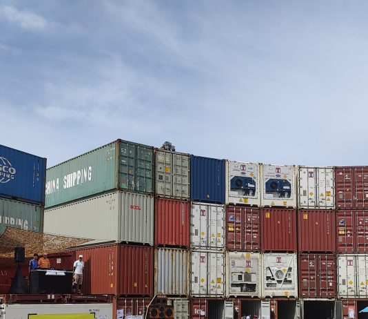 A Napoli torna la Coppa Pizzeria: calcio, arte e follia in un labirinto di container