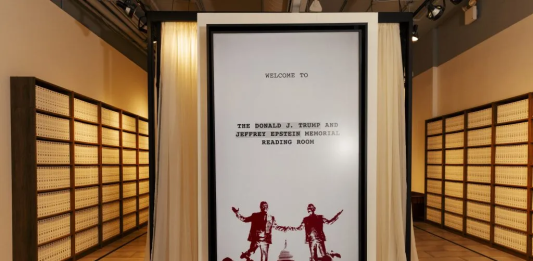 A New York 3,5 milioni di pagine degli Epstein files diventano un’installazione monumentale