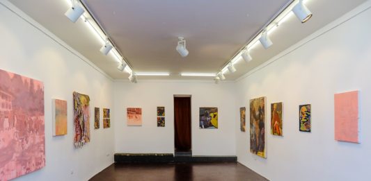 Tre artisti in mostra a Napoli provano a reinventare il folklore nell’epoca globale Global Folklore, veduta della mostra, Gallerie Riunite, Napoli, ph. Paolo Vitale