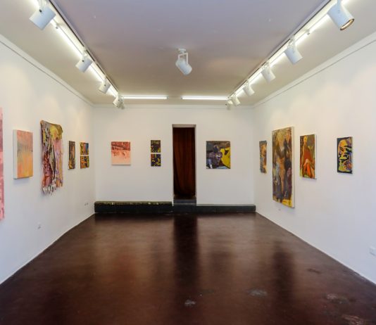 Tre artisti in mostra a Napoli provano a reinventare il folklore nell’epoca globale Global Folklore, veduta della mostra, Gallerie Riunite, Napoli, ph. Paolo Vitale