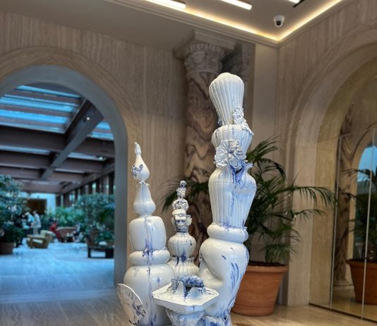 Ceramica, resina e mito greco: la scultura di Guglielmo Maggini all’hotel Six Senses di Roma guglielmo maggini