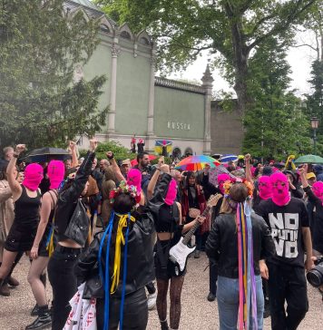Blitz delle Pussy Riot alla Biennale di Venezia: fumogeni e proteste davanti al Padiglione Russia